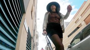 exhib en public en mini jupe avec un haut totalement transparent