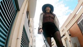 exhib en public en mini jupe avec un haut totalement transparent