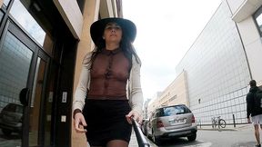 exhib en public en mini jupe avec un haut totalement transparent
