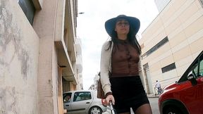 exhib en public en mini jupe avec un haut totalement transparent