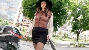 exhib en public en mini jupe avec un haut totalement transparent