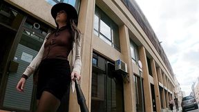 exhib en public en mini jupe avec un haut totalement transparent