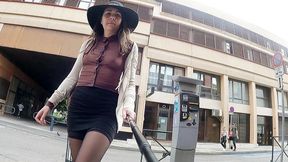 exhib en public en mini jupe avec un haut totalement transparent