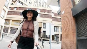 exhib en public en mini jupe avec un haut totalement transparent