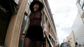 exhib en public en mini jupe avec un haut totalement transparent