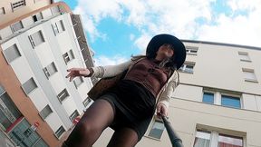 exhib en public en mini jupe avec un haut totalement transparent