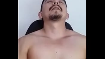 Boy musculoso batendo uma punheta