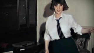 Colegiala vintage de grandes tetas cosplayer dando un striptease sexy