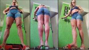 **** of the Giantess: Tour Bus