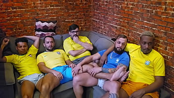 Fui assistir o jogo da sele&ccedil_&atilde_o com os parceiros e nem vimos o segundo tempo