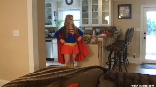 Supertyttö-cosplayaaja sidotaan bodysuuhun ja ihmetellään Wonder Womanin toimesta