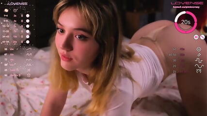 Uma Camgirl Confiante E Sardenta Mostra Belos Seios E Provoca Sua Buceta Sensvel Para Seus Fs Noturnos Em Um Show Privado Ousado