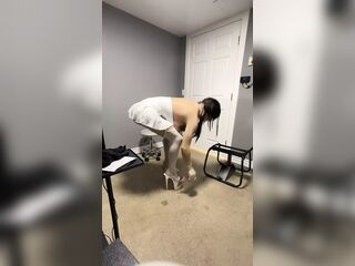 Ragazza fa una lunga pipì in bocca al marito mentre le lecca la figa (slow motion)