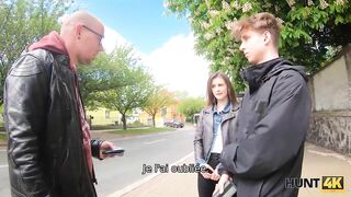 HUNT4K. Petit Ami Ne Peut Pas Payer Pour Le Bus, C'est Pourquoi SA Lassie Triche