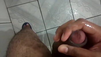 Gozando no banho