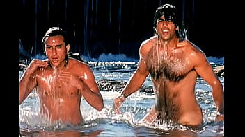 Akshay Kumar, Saif Ali Khan caught without Underwear