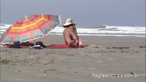 Cuckold man left his girlfriend sunbathing naked on the beach