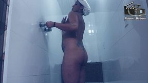 mulher morena sarada de academia evy kethlyn toma banho no banheiro do rubens badaro.
