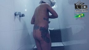 mulher morena sarada de academia evy kethlyn toma banho no banheiro do rubens badaro.