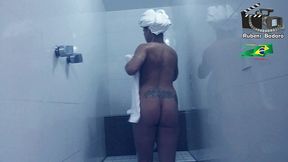 mulher morena sarada de academia evy kethlyn toma banho no banheiro do rubens badaro.