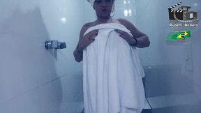 mulher morena sarada de academia evy kethlyn toma banho no banheiro do rubens badaro.