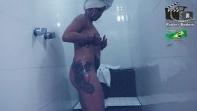 mulher morena sarada de academia evy kethlyn toma banho no banheiro do rubens badaro.