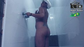 mulher morena sarada de academia evy kethlyn toma banho no banheiro do rubens badaro.