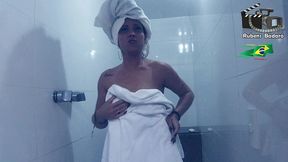 mulher morena sarada de academia evy kethlyn toma banho no banheiro do rubens badaro.