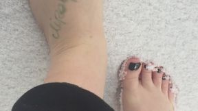 LIL FEET IN SNOW