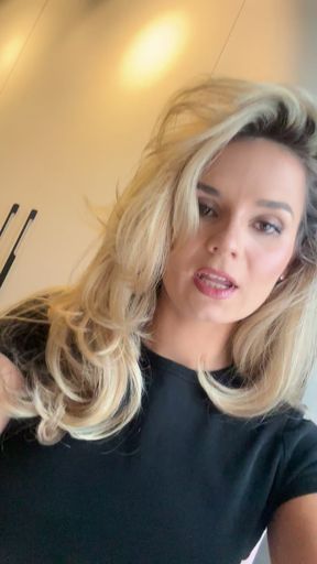 See HelenWaldorf Here? Chat Live and Get Real- She is Just a Click Away!