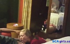 Mannen deler sin sexy kone med BBC pa ferie