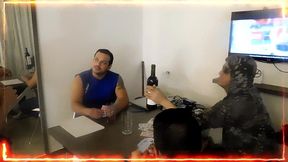 vestimos de gente a la sirvienta y la cojemos entre todos ,noche de poker con amigos