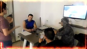 vestimos de gente a la sirvienta y la cojemos entre todos ,noche de poker con amigos