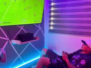 I'm playing a clip game whilst I'm getting a oral-job from my stepsister