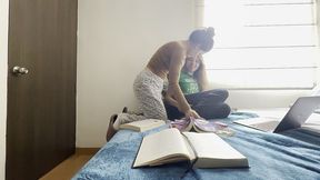 dos mujeres universitarias follan duro en la habitacion