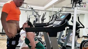 pedi un favor anal en el gym lo provoque y me follo en el gym.sexo arriesgado, casi nos descubren