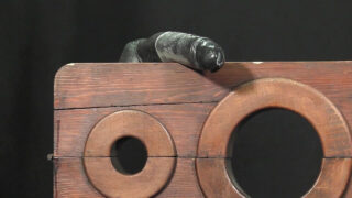 Những trò chơi nô lệ tình dục thú vị trong phim khiêu dâm đồng tính kinh điển: những chàng trai trẻ nuốt trọn dương vật khổng lồ trước khi quan hệ tình dục qua hậu môn.