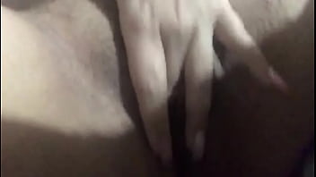 Metiendome el dedo ando cachonda