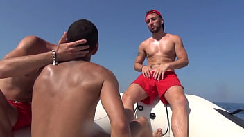 Duo de gorges profondes et de culs dilat&eacute_s pour une teub XXL | Lifeguard [Extrait]