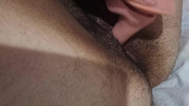 PENETREI MINHA BUCETINHA VIRGEM COM UM DILDO FINO, MAS QUERO UM PAU DE VERDADE ME COMENDO.