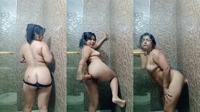 estaba arrecha me meti a la ducha a correrme con mi consolador