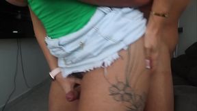 Levantou minha saia e me fez gozar