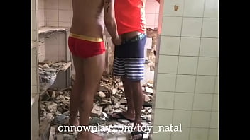 Ajudante de pedreiro me leitou na cozinha em obras - onnowplay.com/toy natal