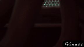 Gostosas e safadas gozando na escada do motel