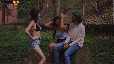 Unas chicas me convencen de ir con ellas a su casa, me follan entre ambas