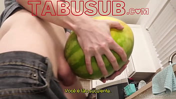 Irm&atilde_ flagrou o irm&atilde_o fudendo uma melancia legendado