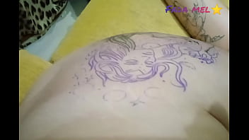 Fiz a Tatuagem Sem Calcinha S&oacute_ Pra Mostrar A Buceta E O Cuzinho Pro Tatuador.