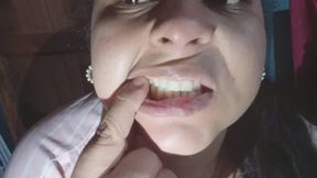 Caras tontas, nariz apretada y sonidos de boca en primer plano.