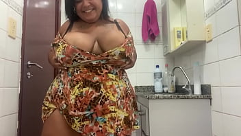 No banheiro de casa colocando bolinhas no cuzinho - Mary Jhuana