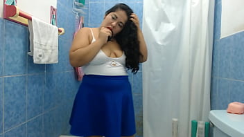 El mejor video de dos hermanastra meando una a la otra y siendo ambas orinadas por el marido terminando tomando una ducha lesbica juntas despues del trio